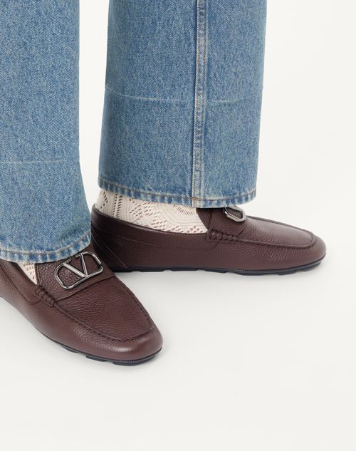 Valentino Garavani - Vlogo Signature Grainy Calfskin Driving Shoe - Fondant - Man - Loafers And Driver