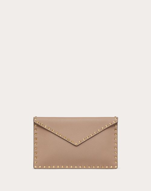 Valentino Garavani - Bolso Tipo Sobre Rockstud De Piel De Becerro Granulada - Poudre - Mujer - Bolso De Mano