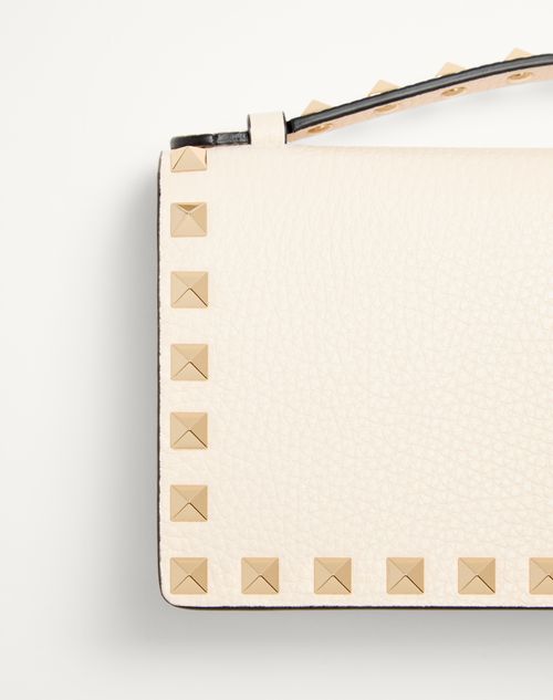 Valentino Garavani - ROCKSTUD WALLET WITH CHAIN IN GRAINY CALFSKIN - Light Ivory - Woman - Wallets And Small Leather Goods