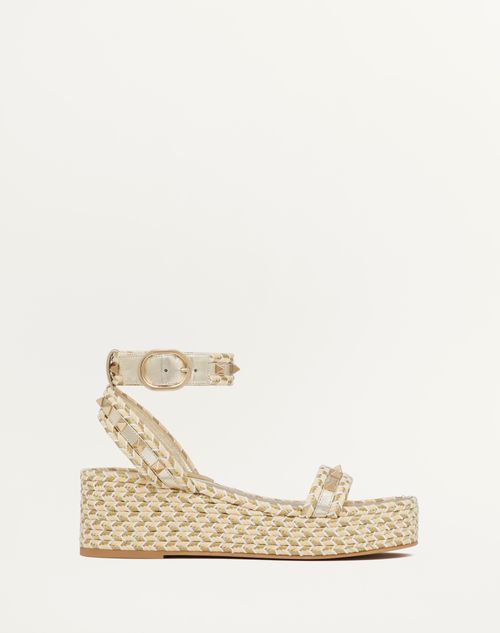 Valentino Garavani - Sandalia Rockstud Flatform De Cuero Napa Laminado Con Tacón De 45 mm - Natural/marfil/oro/platino - Mujer - Espadrilles - Shoes