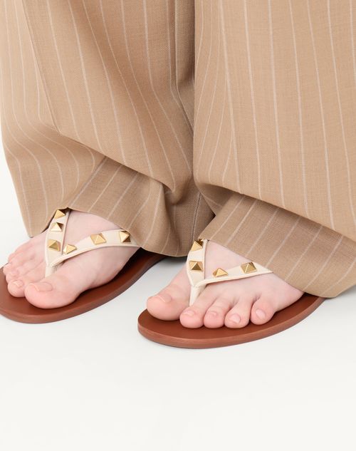 Valentino Garavani - Rockstud Calfskin Flip-flops 05mm - Light Ivory - Woman - Slides And Thongs