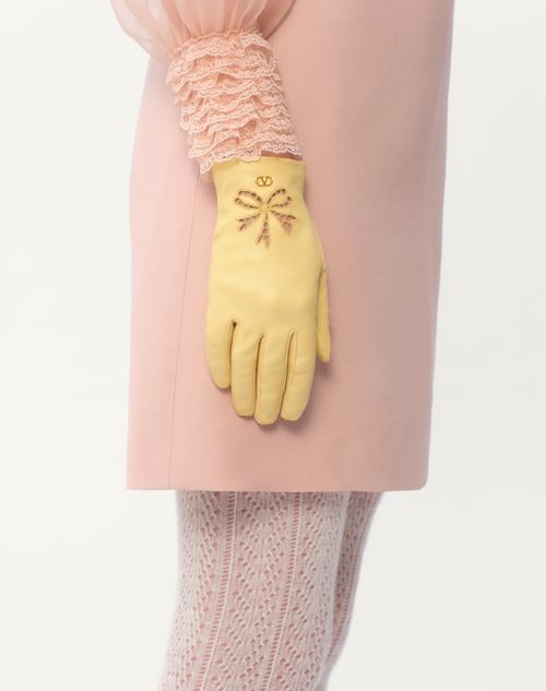 Valentino Garavani - Vlogo Signature Nappa Gloves - Butter - Woman - Hats And Gloves