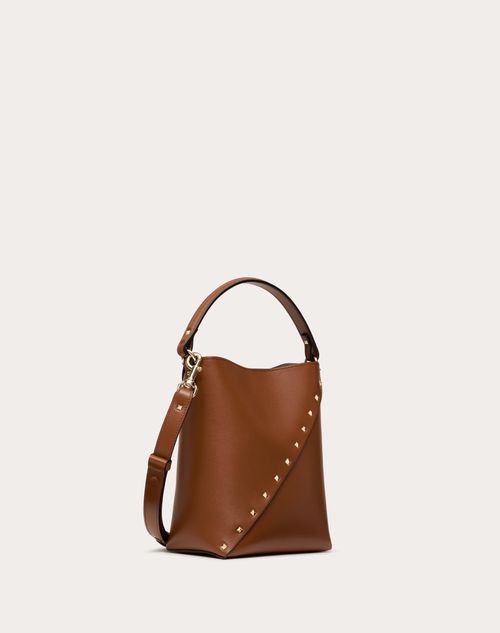 Valentino Garavani - Bolso Tipo Saco Valentino Garavani Valentino Garavani Valentino Garavani Rockstud Wispy De Cuero De Becerro - Tabaco - Mujer - New Shelf - Rockstud Wispy - Bag