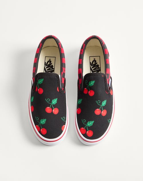 Valentino Garavani - Valentino Garavani Und Vans Slip-on-sneaker Aus Stoff Mit Maxi-cherryfic-print Und Vlogo-schachbrettmuster - Rot/schwarz - Frau - Sneakers
