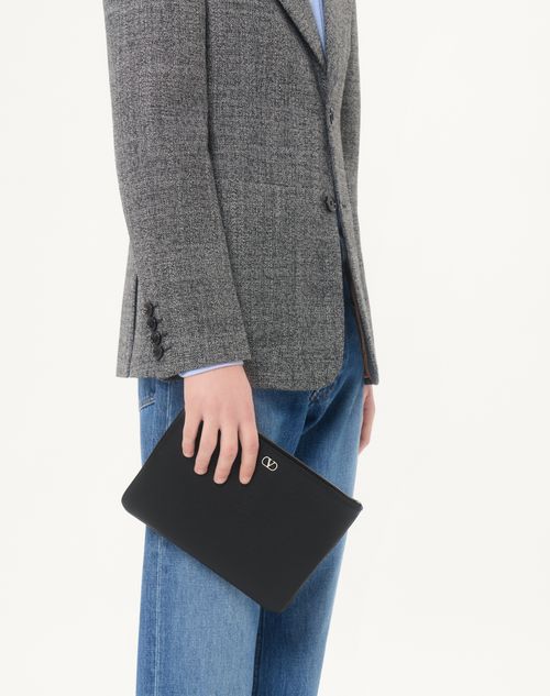 Valentino Garavani - Valentino Garavani Vlogo Signature Grainy Calfskin Pouch - Black - Man - Clutches And Pouches