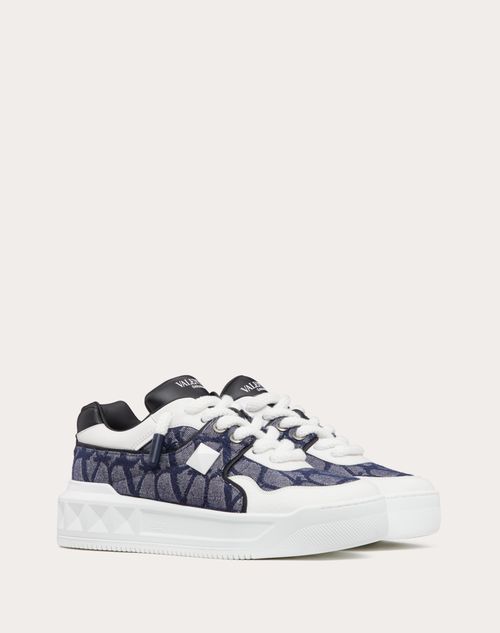 Valentino Garavani - Zapatilla Deportiva One Stud Xl De Caña Baja Hecha De Jacquard Toile Iconographe Con Efecto Mezclilla - Blanco/negro/denim - Hombre - Calzado