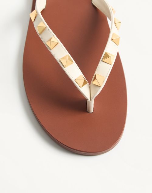 Valentino Garavani - Rockstud Calfskin Flip-flops 05mm - Light Ivory - Woman - Slides And Thongs