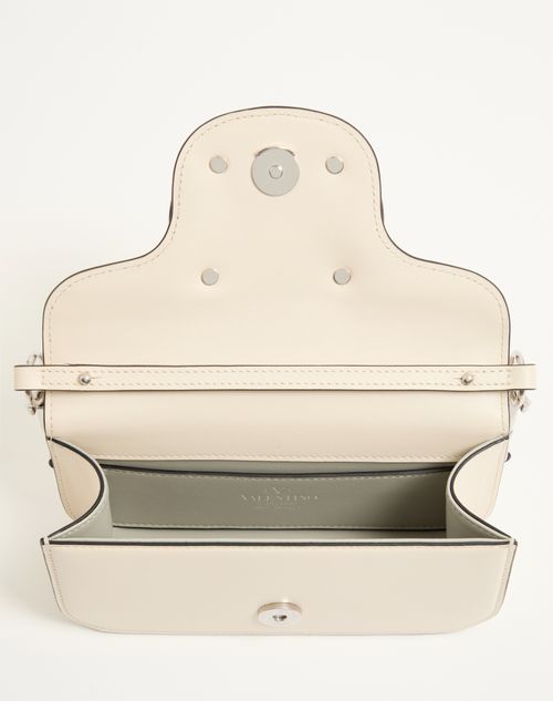 Valentino Garavani - Petit Sac Porté Épaule Valentino Garavani Locò Avec Logo Bijou - Ivoire - Femme - Sacs Porté Épaule
