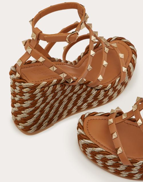 ROCKSTUD ANKLE STRAP WEDGE SANDAL IN YAM ORANGE CALFSKIN LEATHER 95 MM