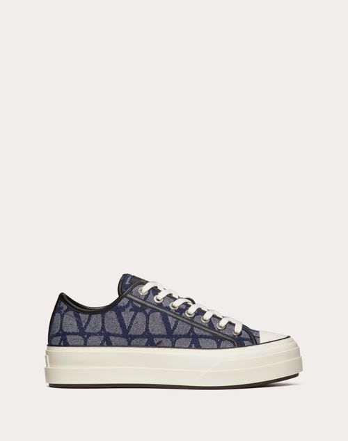 Valentino Garavani - Totaloop Xl Low-top Sneaker In Denim-effect Toile Iconographe Jacquard Fabric - Denim/black - Man - Sneakers