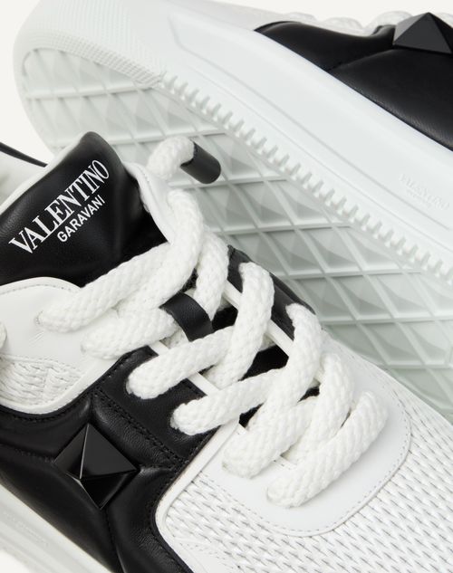 Valentino Garavani - ワンスタッズ Xl パーフォレーティドナッパレザー ロートップスニーカー - ホワイト/ブラック - メンズ - メンズ セール