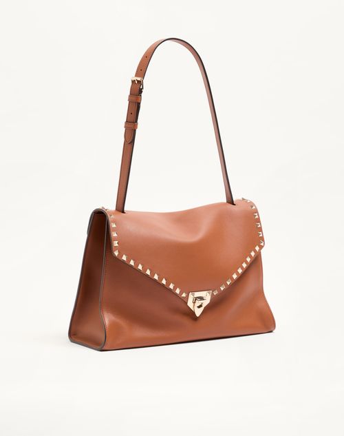 Valentino Garavani - Bolso De Hombro Mediano Valentino Garavani Rockstud Maxxing De Cuero De Becerro Liso - Avellana - Mujer - Bolsos Shopping