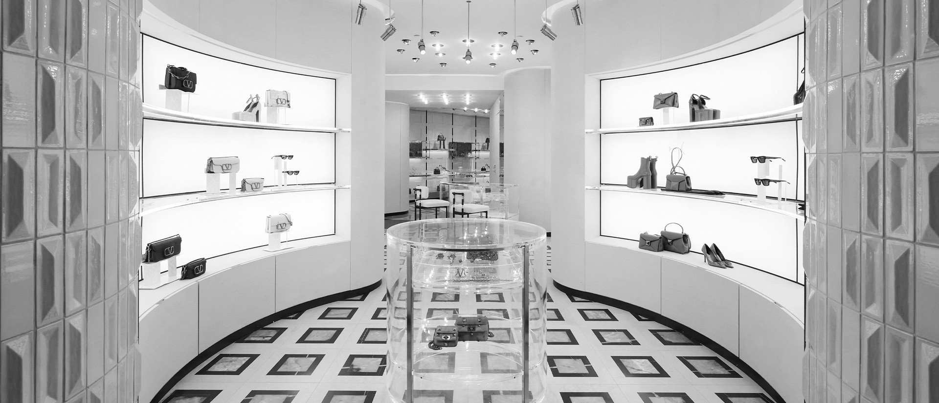 BAGS AND SHOES ON DISPLAY AT LOUIS VUITTON BOUTIQUE IN SPAGNA