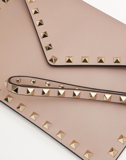Rockstud Calfskin Pouch for Woman in Black | Valentino US Rockstud Calfskin Pouch for Woman in Black | Valentino US