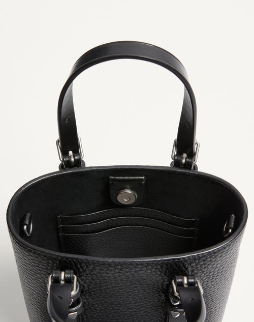 Valentino Garavani - ヴァレンティノ ガラヴァーニ ロックスタッズ グレインカーフスキン ミニ バッグ - ブラック - メンズ - ショルダーバッグ