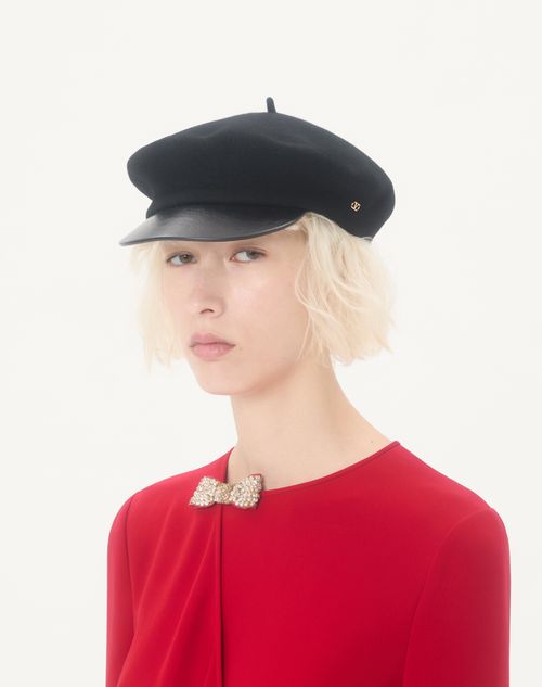Valentino Garavani - Casquette Valentino Garavani Vlogo Signature En Laine Avec Visière En Cuir - Noir/or - Femme - Gants Et Chapeaux