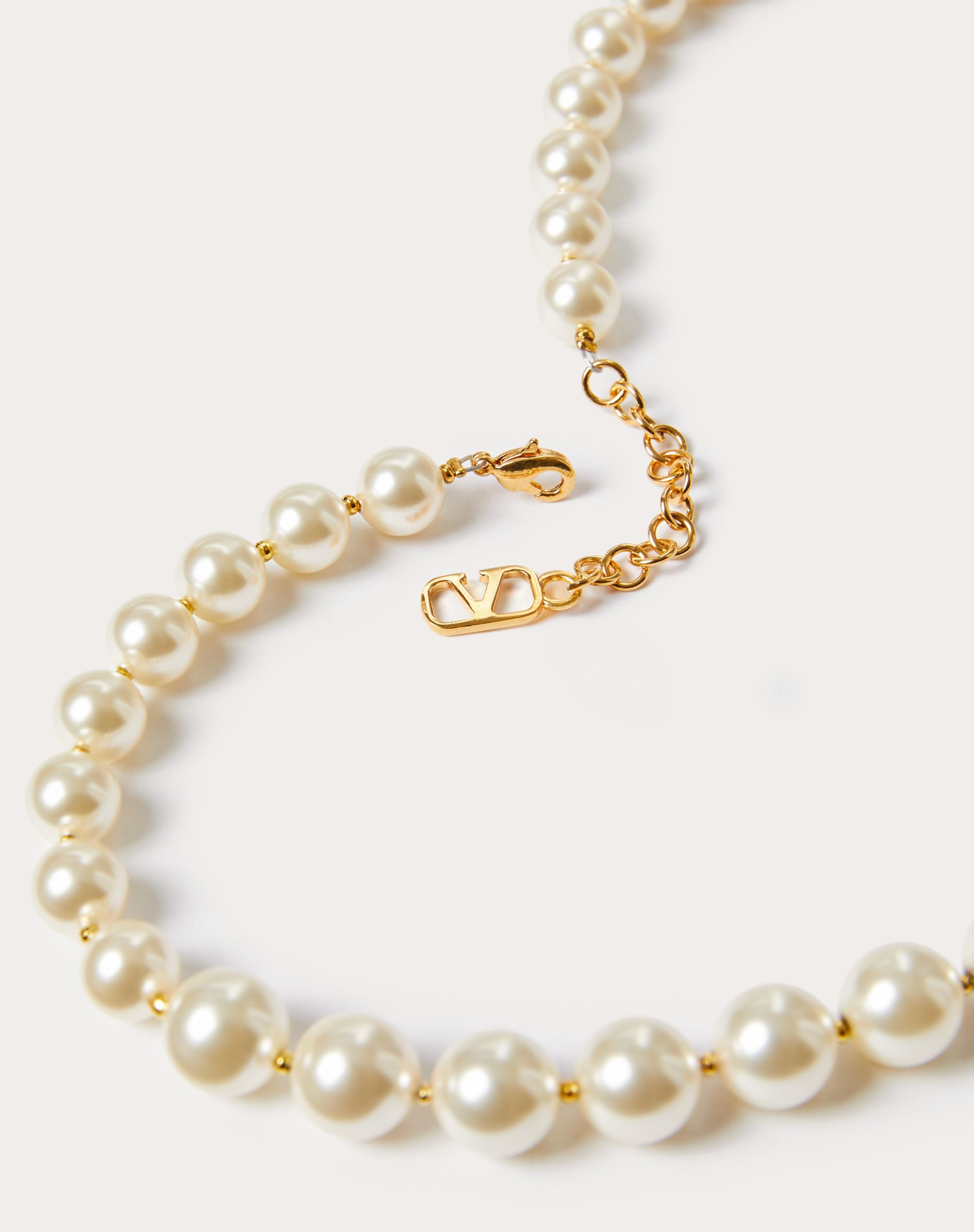 Vロゴ シグネチャー メタル X スワロフスキー®パールビーズ  