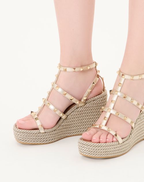Valentino Garavani - Rockstud Laminated Nappa Wedge Sandal 95 Mm - Platinum - Woman - Espadrilles And Wedges
