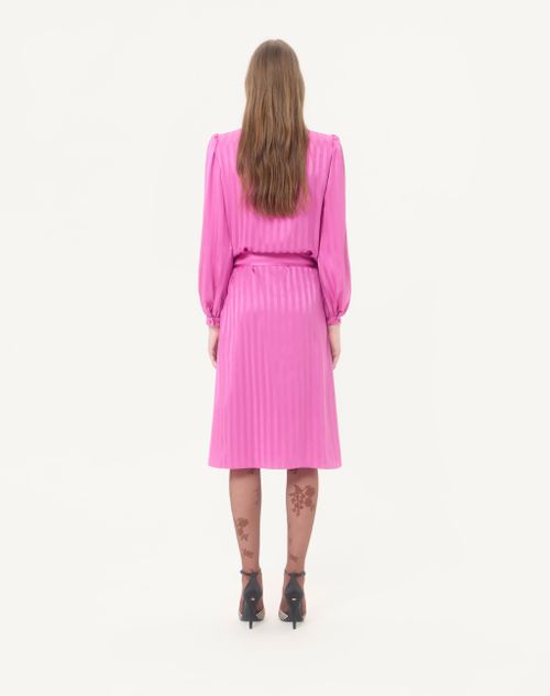 Valentino - Vestido Midi De Jacquard A Rayas Con Logo Mate Brilloso - Fucsia - Mujer - Vestidos