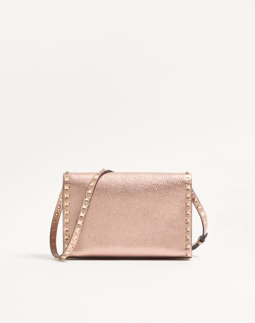 Valentino Garavani - Bandolera Pequeña Valentino Garavani Rockstud De Cuero De Becerro Graneado Y Laminado - Rose Cannelle - Mujer - Bolsos De Hombro