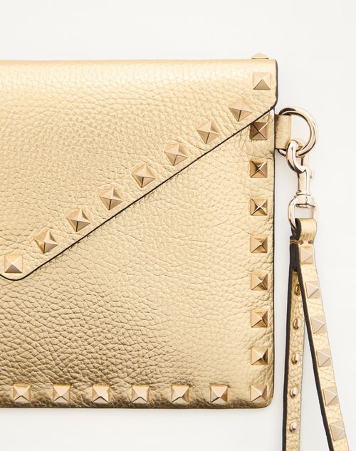 Valentino Garavani - Rockstud Clutch Aus Laminiertem, Genarbtem Kalbsleder - Antique Brass - Frau - Pochetten