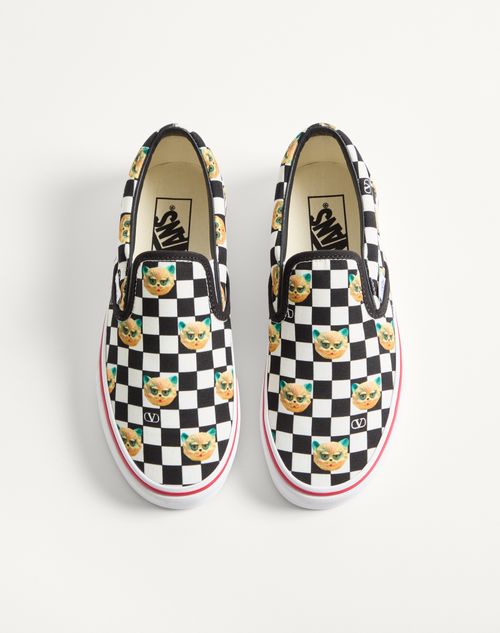 Valentino Garavani - Valentino Garavani And Vans Slip-on Trainer In Fabric With Le Chat De La Maison Print And Vlogo Checkerboard Print - White/ Black - Woman - Sneakers