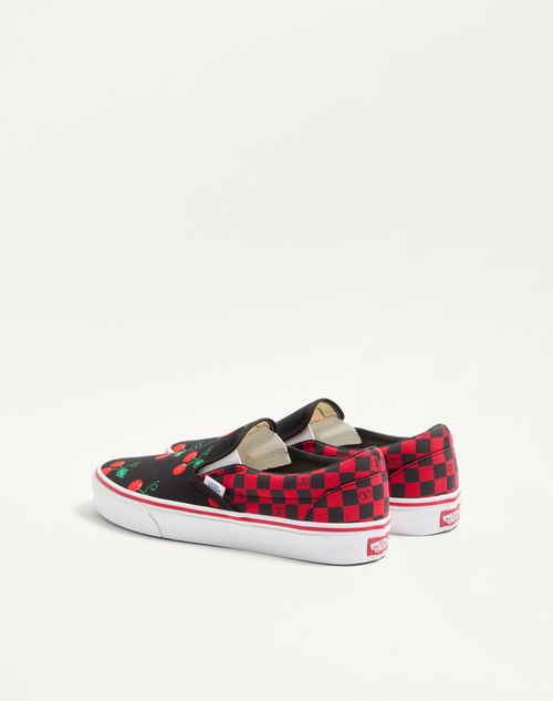 Valentino Garavani - Sneaker Slip-on Valentino Garavani And Vans In Tessuto Con Stampa Maxi Cherryfic E Stampa Vlogo Checkerboard - Nero/rosso - Uomo - Sneakers