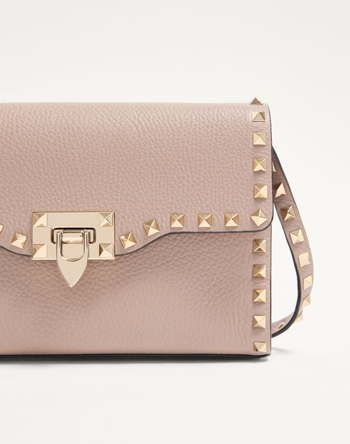 Valentino Garavani - Kleine Crossbody Bag Rockstud Aus Gekörntem Kalbsleder - Poudre - Frau - Taschen