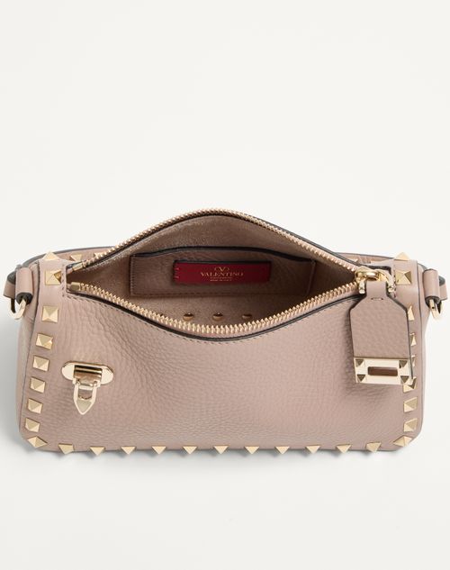 Valentino Garavani - Bandolera Rockstud Pequeña De Cuero De Becerro Graneado - Poudre - Mujer - Bolsos