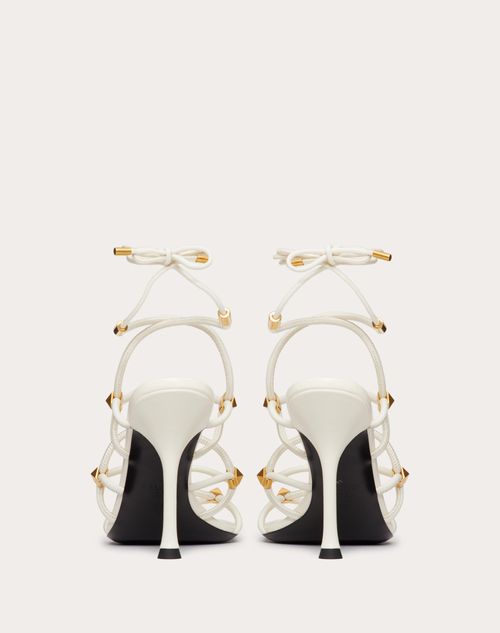 Valentino Garavani - ロックスタッズ ネット キッドスキン サンダル 100mm - アイボリー - ウィメンズ - サンダル
