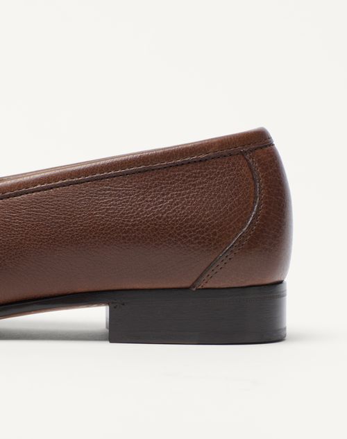 Valentino Garavani - Vlogo Signature Buffalo Loafer - Bark Brown - Man - Loafers And Driver