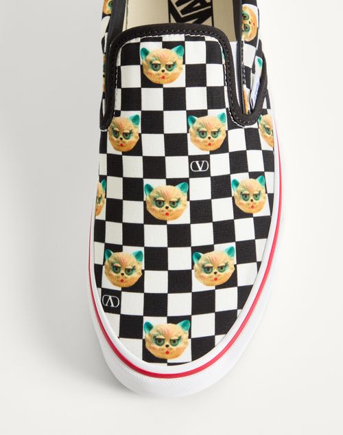 Valentino Garavani - Valentino Garavani And Vans Slip-on Trainer In Fabric With Le Chat De La Maison Print And Vlogo Checkerboard Print - Black/white - Man - Trainers