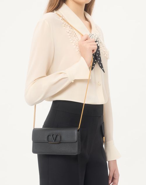 Valentino Garavani - Vlogo Signature Grainy Calfskin Wallet With Chain - Black - Woman - Clutches