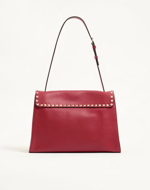 Valentino Garavani - Valentino Garavani Rockstud Maxxing Medium Shoulder Bag In Smooth Calfskin - Dark Red - Woman - Totes