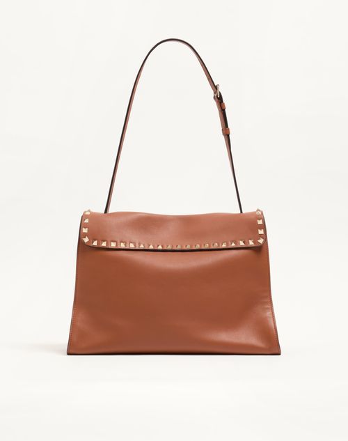 Valentino Garavani - Valentino Garavani Rockstud Maxxing Medium Shoulder Bag In Smooth Calfskin - Hazelnut - Woman - Totes