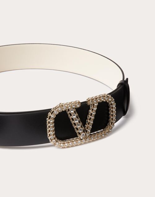 Valentino Garavani - Vロゴ シグネチャー シャイニーカーフスキン リバーシブルベルト 40mm - ライトアイボリー/ブラック - ウィメンズ - ベルト