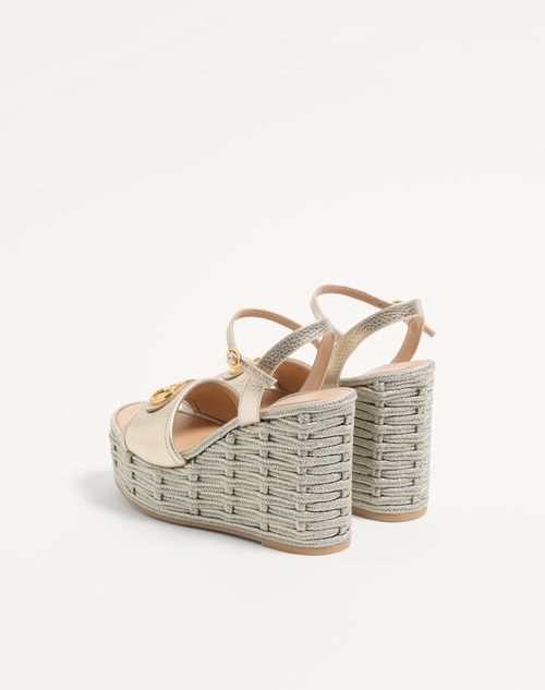 Valentino Garavani - Sandalias Con Tacón En Cuña Con Vlogo Signature En Cuero De Becerro Granulado Laminado De 120 mm - Platino - Mujer - Alpargatas Y Cuñas
