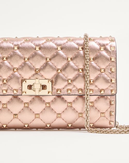 Valentino Garavani - Sac Porté Épaule Valentino Garavani Rockstud Spike En Cuir Nappa Lamé - Rose Cannelle - Femme - Pochettes