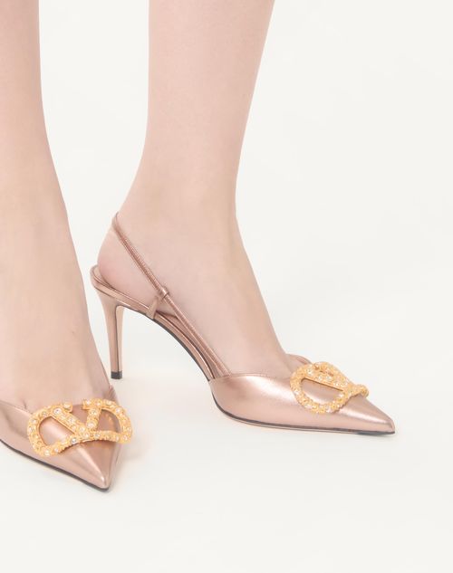 Valentino Garavani - Zapato De Cuero Napa Laminado Con Correa Trasera, Vlogo Signature Y Tacón De 80 mm - Rose Cannelle/cristal - Mujer - Salones