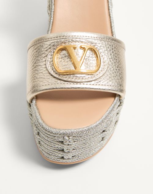 Valentino Garavani - Sandalias Con Tacón En Cuña Con Vlogo Signature En Cuero De Becerro Granulado Laminado De 120 mm - Platino - Mujer - Alpargatas Y Cuñas