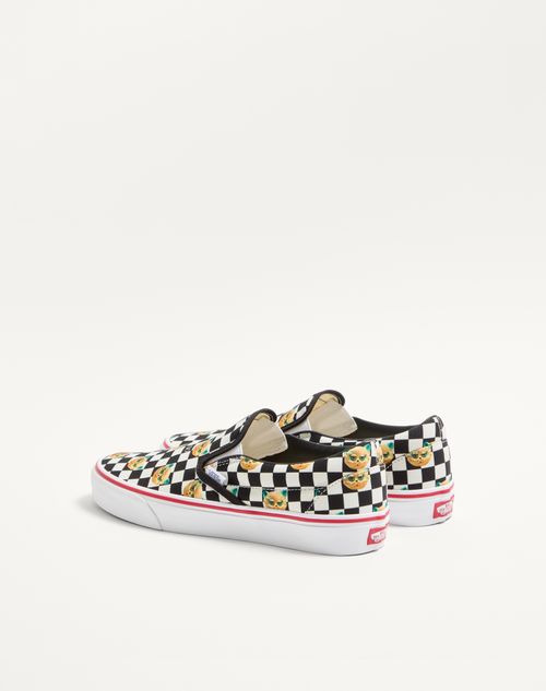 Valentino Garavani - Valentino Garavani And Vans Slip-on Trainer In Fabric With Le Chat De La Maison Print And Vlogo Checkerboard Print - Black/white - Man - Trainers