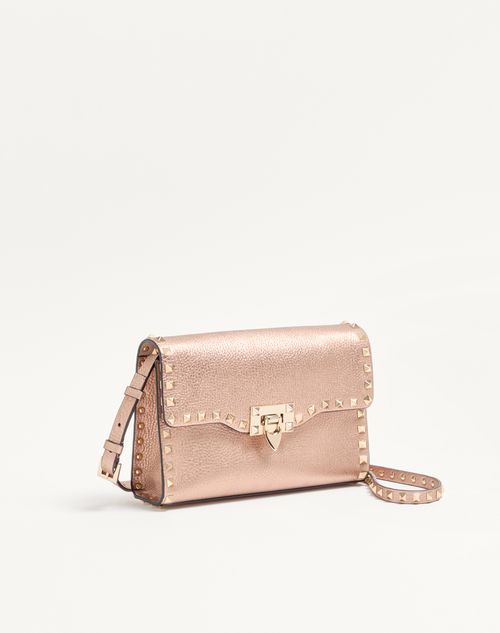 Valentino Garavani - Bandolera Pequeña Valentino Garavani Rockstud De Cuero De Becerro Graneado Y Laminado - Rose Cannelle - Mujer - Bolsos De Hombro