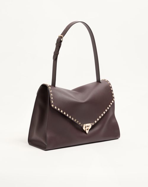 Valentino Garavani - Grand Sac Porté Épaule Valentino Garavani Rockstud Maxxing En Cuir De Veau Lisse - Testa Di Moro - Femme - Cabas