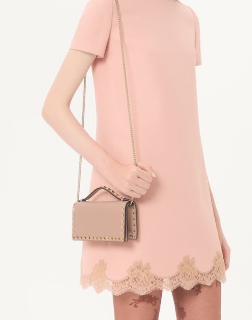 Valentino Garavani - Portafoglio Con Catena Rockstud In Vitello Granato - Poudre - Donna - Portafogli E Piccola Pelletteria