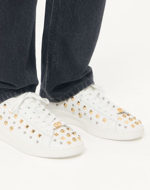 Valentino Garavani - Royco Trainer In Nappa Calfskin With Stud Detail - White/gold/silver - Man - Trainers