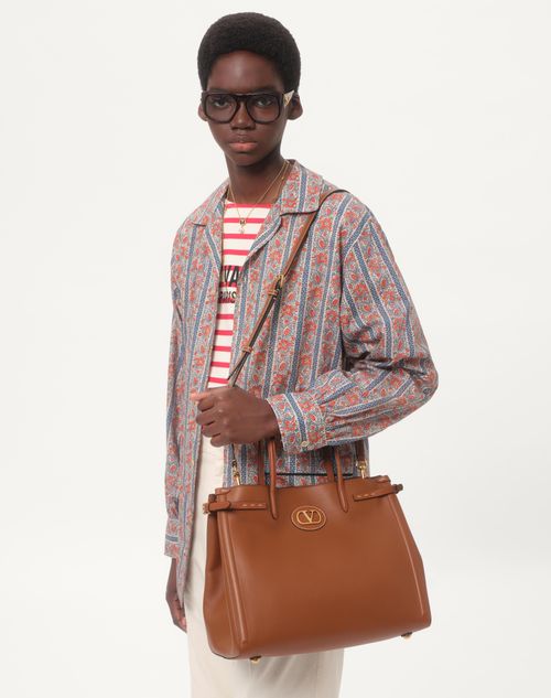 Valentino Garavani - Valentino Garavani Antibes Medium Leather Shopping Bag - Tobacco - Man - Totes