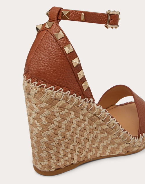 Valentino Garavani - Rockstud Double Wedge Sandal In Grainy Calfskin 105mm - Saddle Brown/natural - Woman - Espadrilles And Wedges