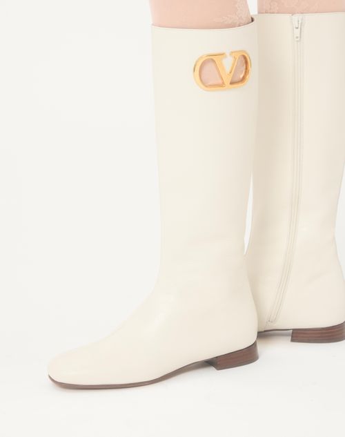 Valentino Garavani - Vロゴ シグネチャー キッズスキン ブーツ 20mm - アイボリー - ウィメンズ - ブーツ