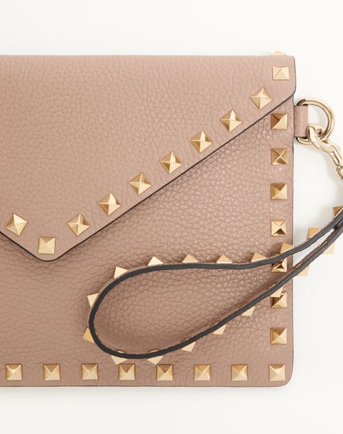Valentino Garavani - Bolso Tipo Sobre Rockstud De Piel De Becerro Granulada - Poudre - Mujer - Bolso De Mano
