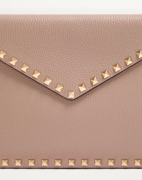 Valentino Garavani - Rockstud Grainy Calfskin Envelope Pouch - Poudre - Woman - Clutches